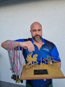 Markus Suleyman zeigt seine elf Medaillen der 6. Trofeo PPC1500 Italy 2026